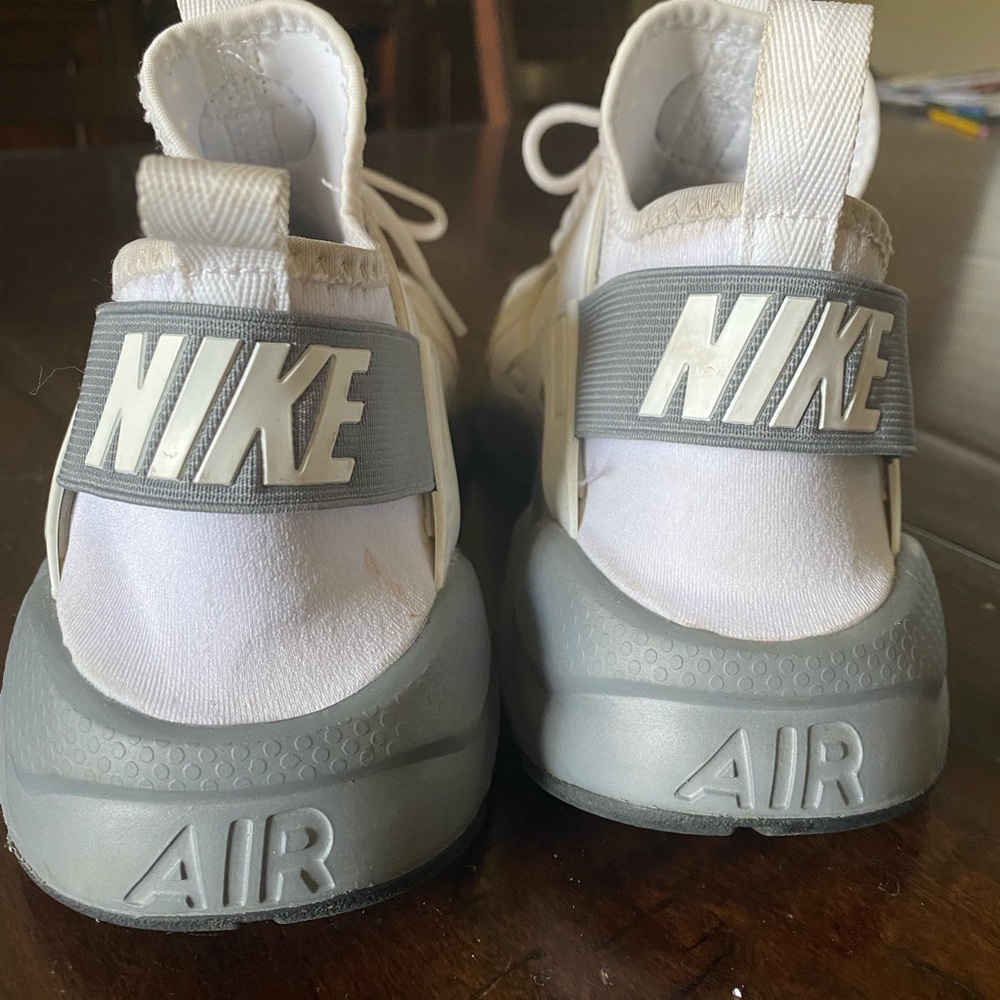 NIKE Air Huarache Men’s Size 8 - White with Gray